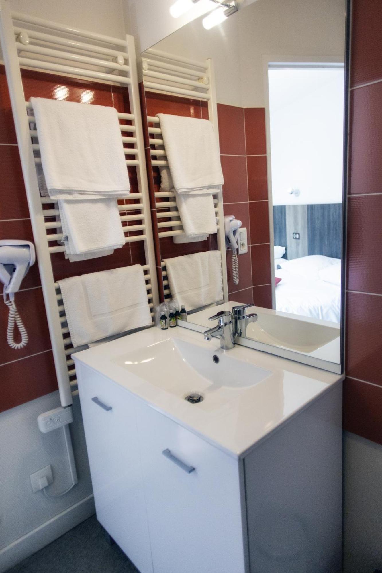 Le Victor Hugo - Hotel Et Restaurant - Logis Hotels Saint-Cere Ngoại thất bức ảnh